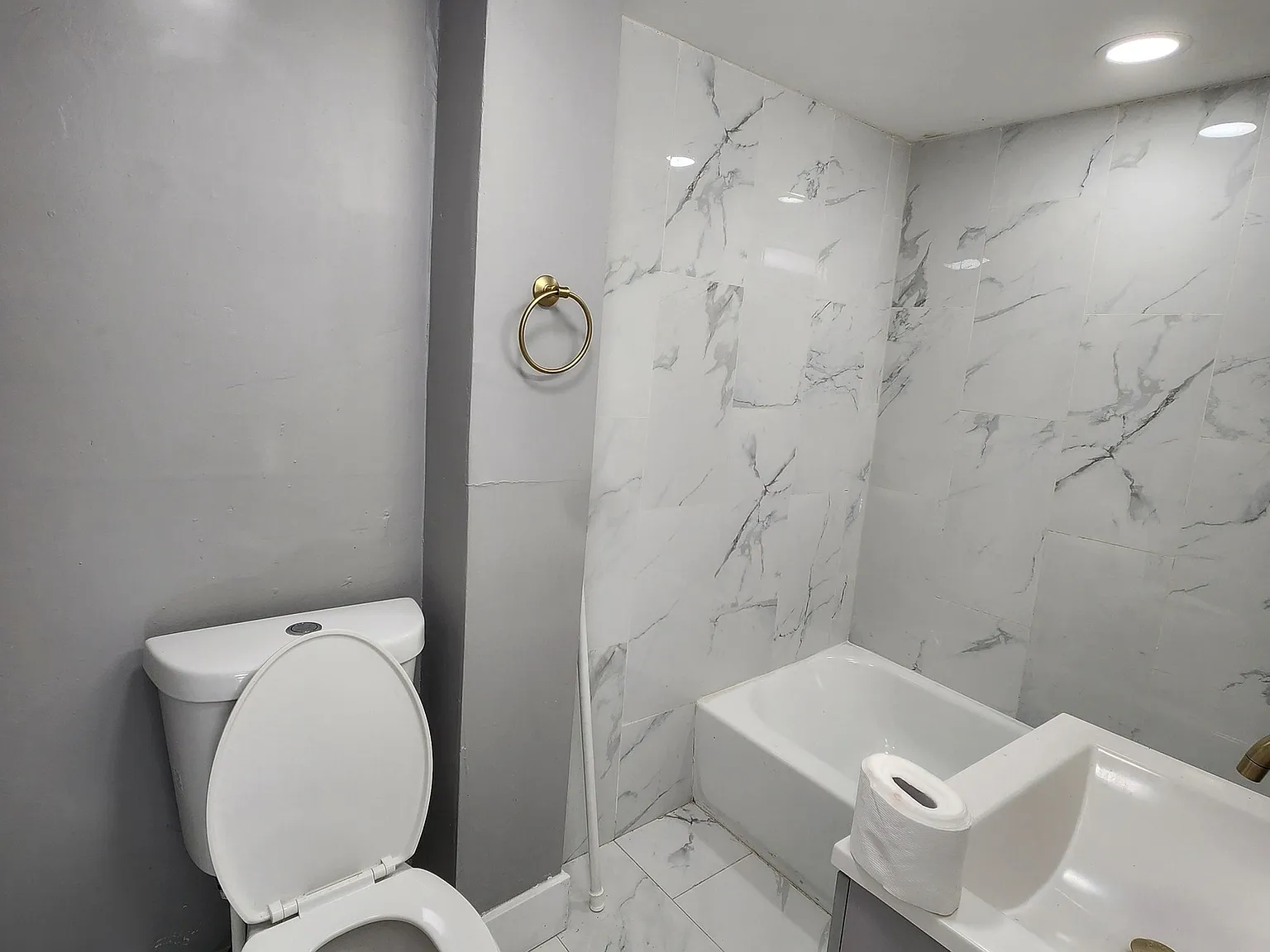 2 bed, 1.0 bath, 2302 sqft, $1,900 — Photo 3