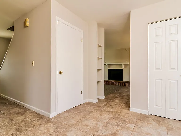 17 Hollow Tree Ct — Photo 4