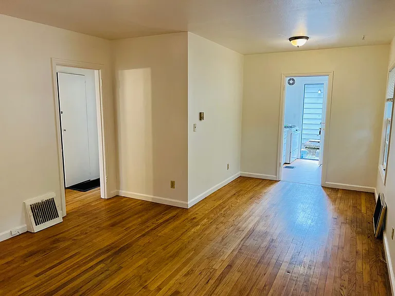 1bed/1bath Garden Level Apartment near N Interstate Ave — Photo 4