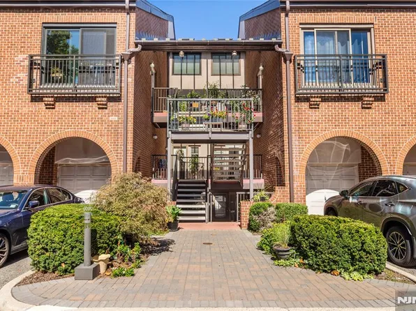 7 Eliot Ct, Teaneck, NJ 07666