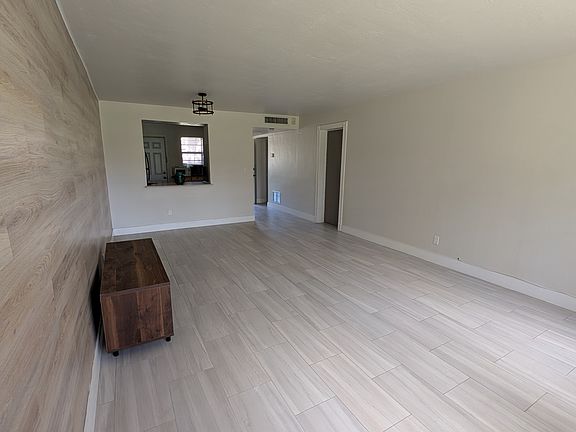 4th image of 1450 NE 191st St APT 103