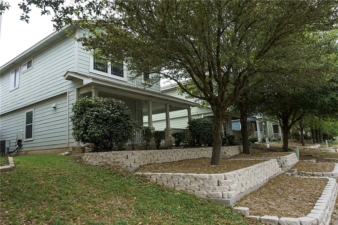3 bed, 2.5 bath, 1496 sqft, $2,100 — Photo 2