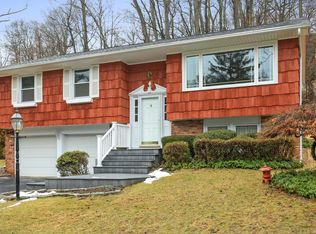 11 Colony Glen Dr, Pleasantville, NY 10570