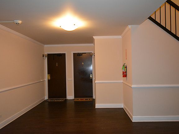 3rd image of 6S110 Park Meadow Dr APT 9A
