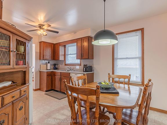 4th image of 7851 Chorozy St