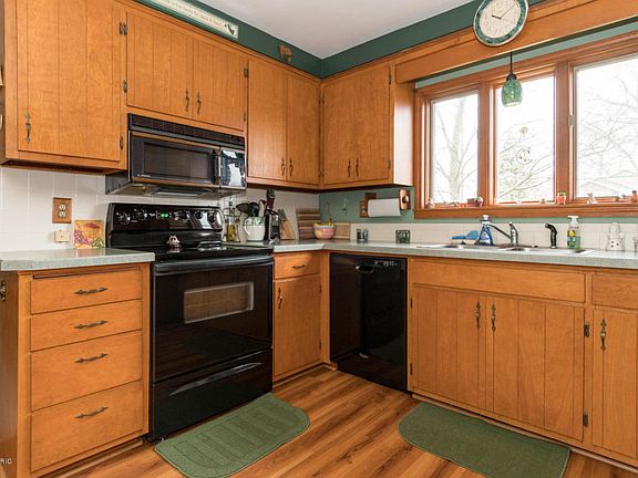 4th image of 1614 Lakeview Dr