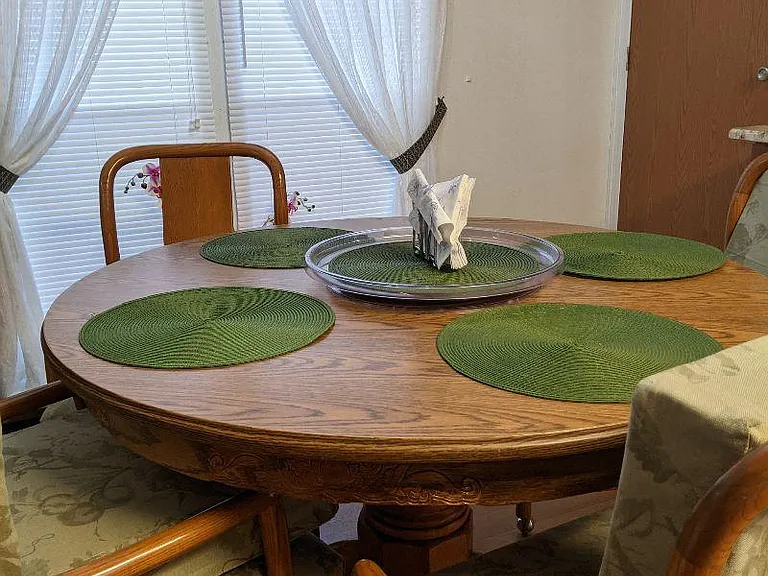 Kitchen table and 4 chairs (on rollers)