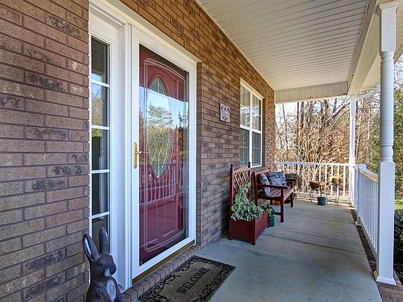 3rd image of 122 Donsdale Dr