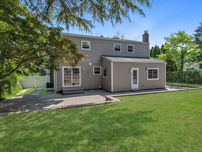 217 Bellerose Ave — Photo 21