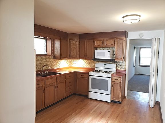 4th image of 2432 W Belle Plaine Ave #1