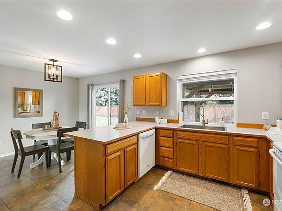 4th image of 1011 West Court