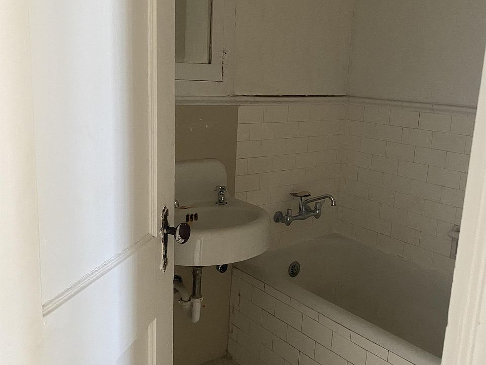 2nd image of 833 W 2nd St APT 308