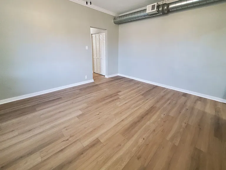 2064 W Hutchinson St #3 — Photo 8