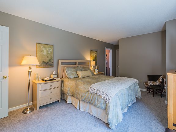 3rd image of 324 Cavan Ln