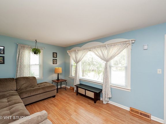 5th image of 14 W Oak St
