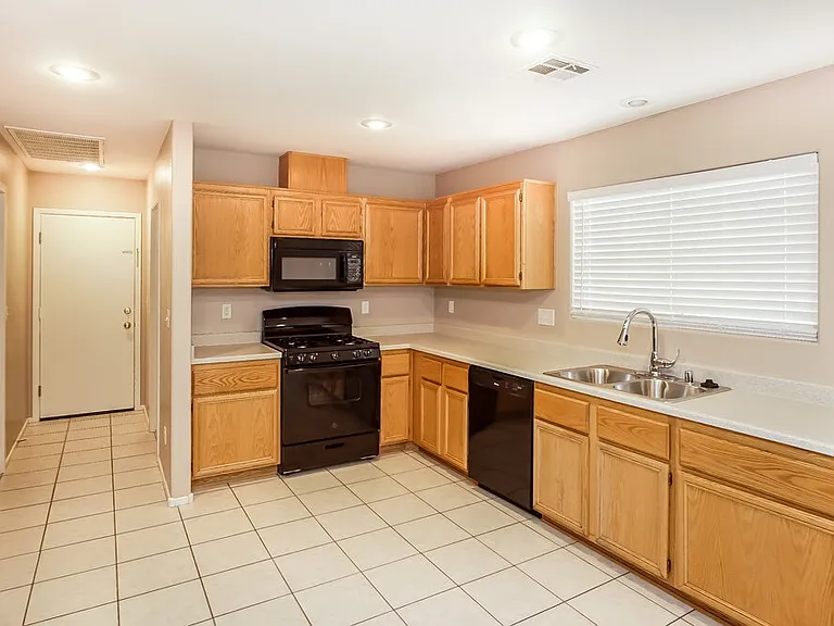 773 Thorton Beach St — Photo 5