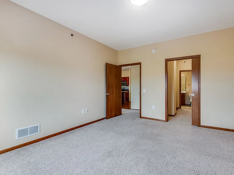 Oaks Glen Lake Apartments — Photo 9
