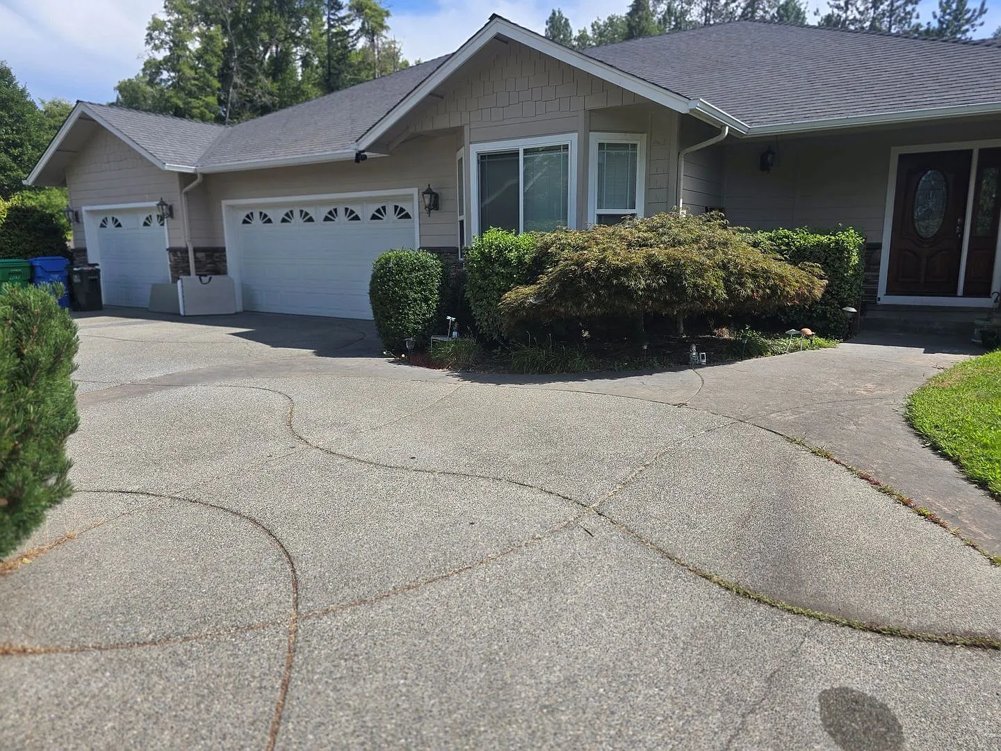 3 bed 2 bath Home for Rent in Grants Pass — Photo 2