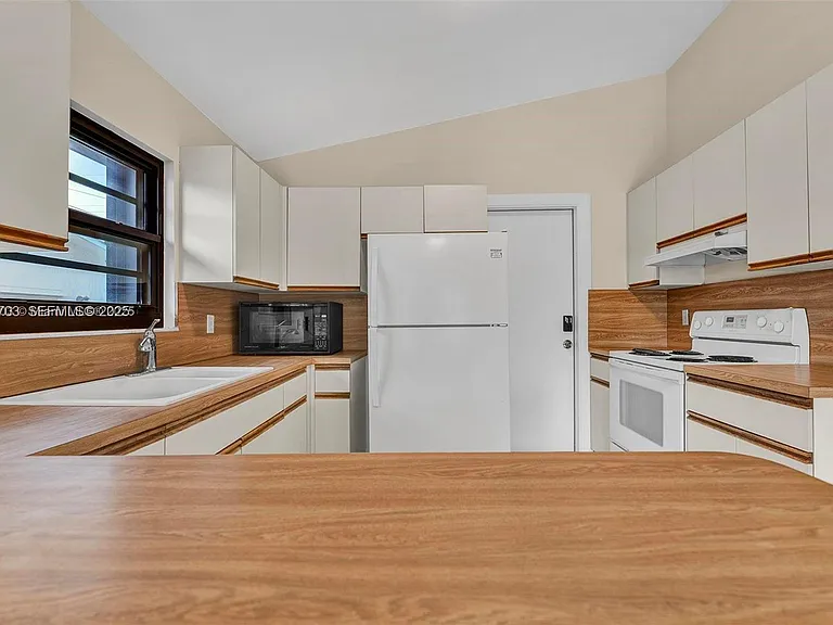 1406 NW 8th St — Photo 9
