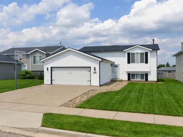 3704 Lewis Rd NW, Mandan, ND 58554
