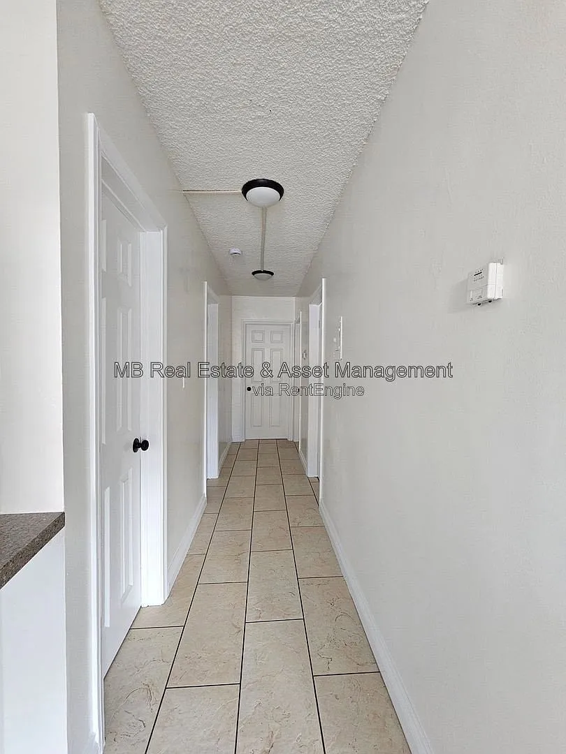 3 bed, 1.5 bath, 918 sqft, $3,195 — Photo 3
