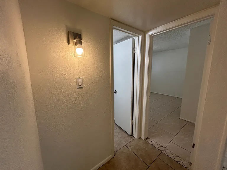 6 bed, 3.0 bath, 2269 sqft, $2,495 — Photo 17