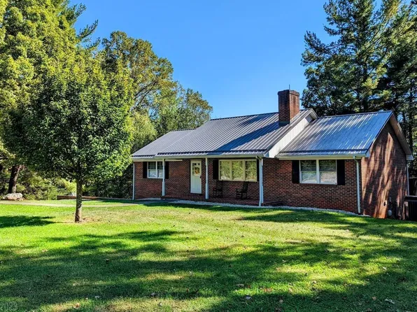 974 Iron Ridge Rd, Rocky Mount, VA 24151