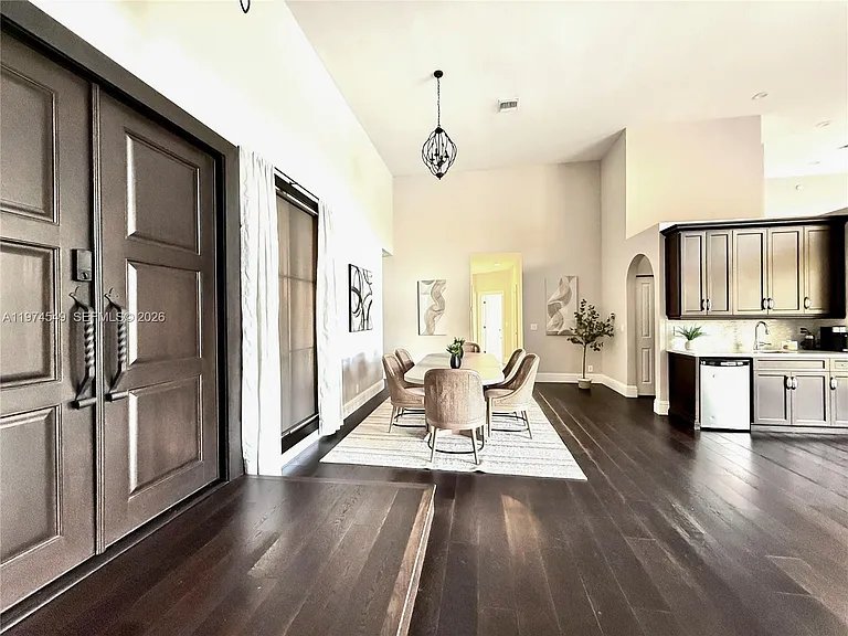 400 Alexandra Cir — Photo 8