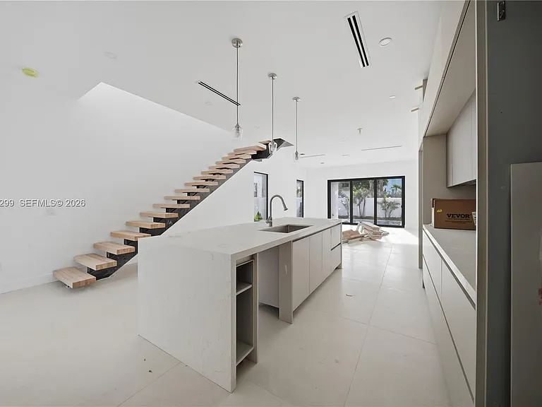17 SE 12th Ave — Photo 7