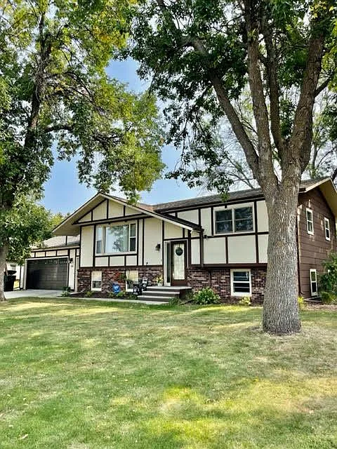 4 bed, 1971 sqft, $2,550 — Photo 1