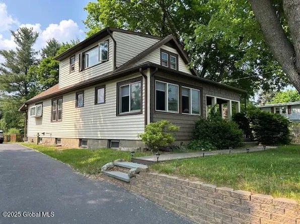 92 Fiddlers Lane, Latham, NY 12110