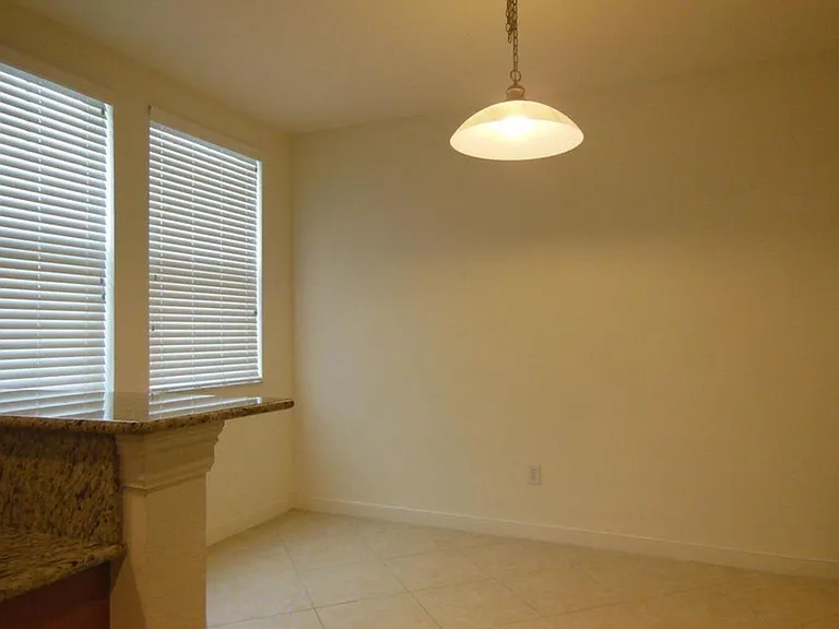 590 Amador Ln #4 — Photo 2