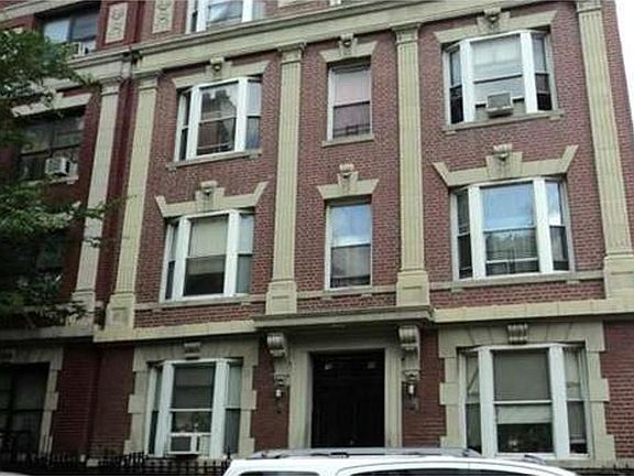 3rd image of 1044 Findlay Ave