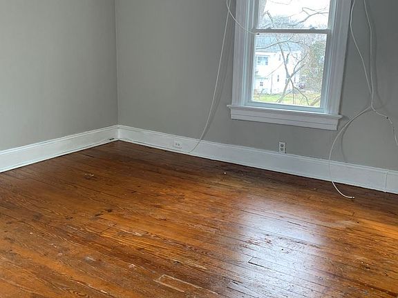 5th image of 205 Hood St