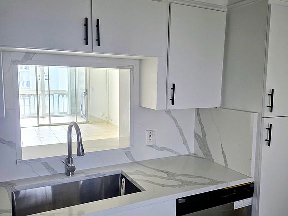 3rd image of 320 NE 12th Ave APT 606