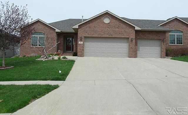 1st image of 104 E Pinehurst Dr