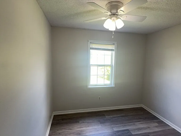 902 Laurel Ln — Photo 10