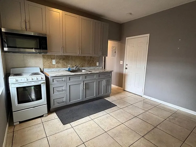 1639 NW 3rd St — Photo 25