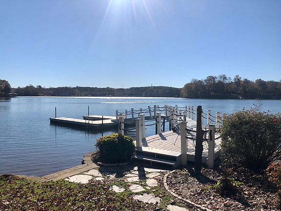 4th image of 411 Horseshoe Dr