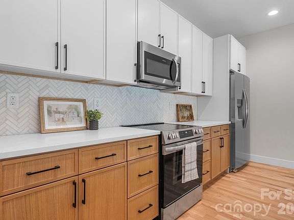 5th image of 718 W 1st St
