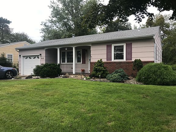 3rd image of 845 Edgebrook Dr N