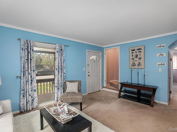 4th image of 561 Hayes St