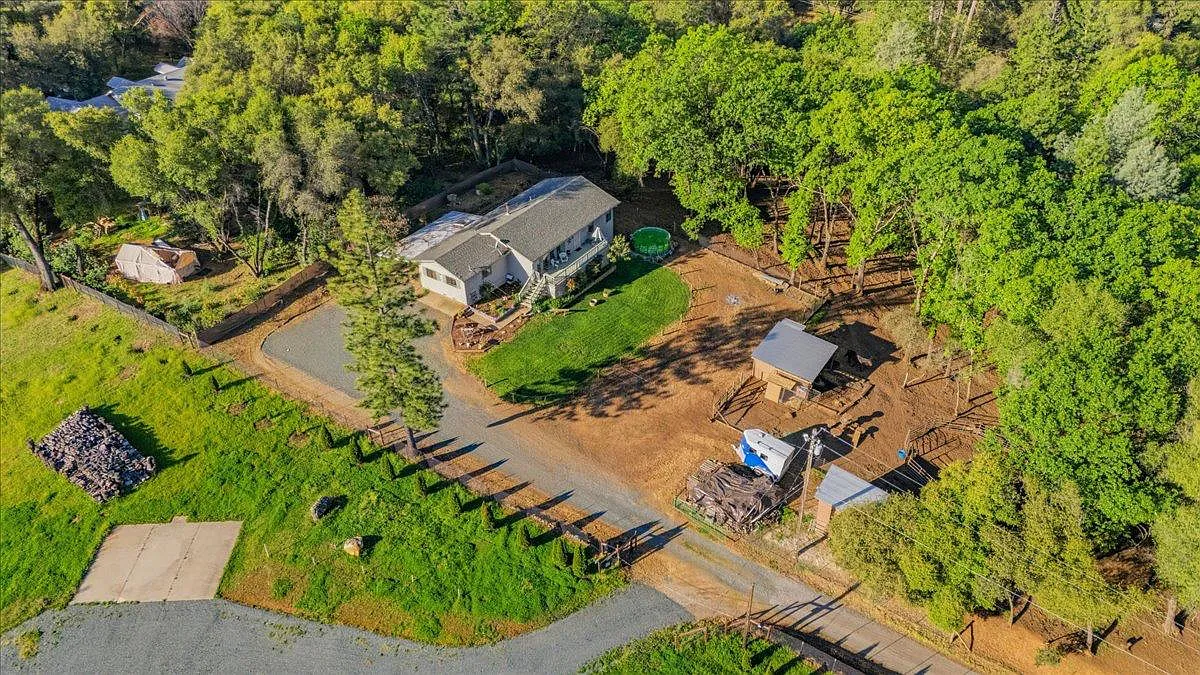 18835 Hilltop Rd photo 1
