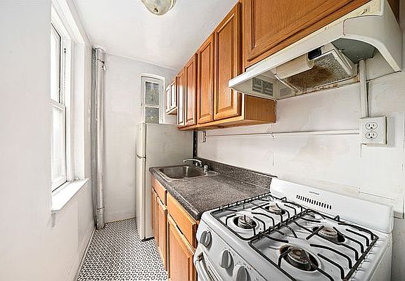 4th image of 30 Columbia Pl #A22