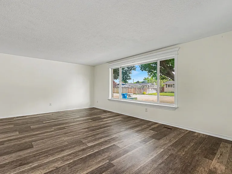2115 N Courtney Dr — Photo 4