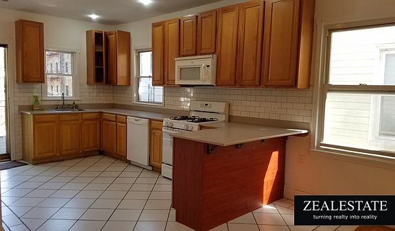 4th image of 423 E 7th St #2B