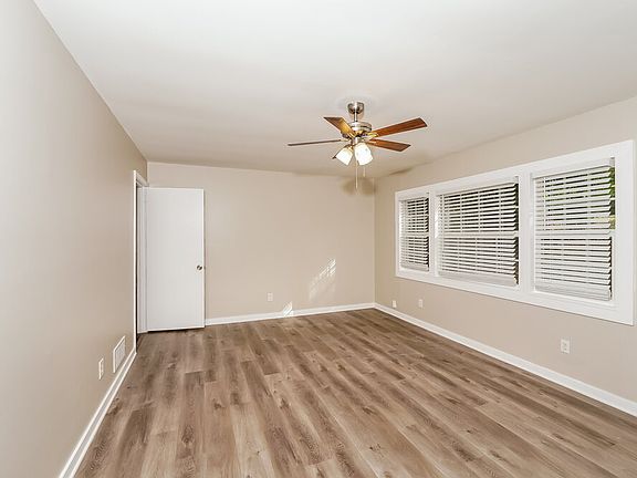 5th image of 924 Charles Ct