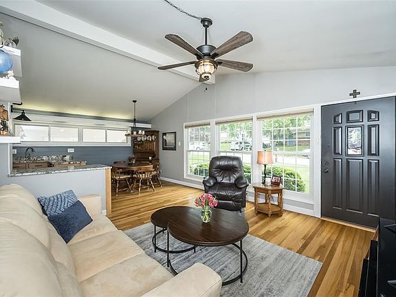 3rd image of 616 Acorn Dr
