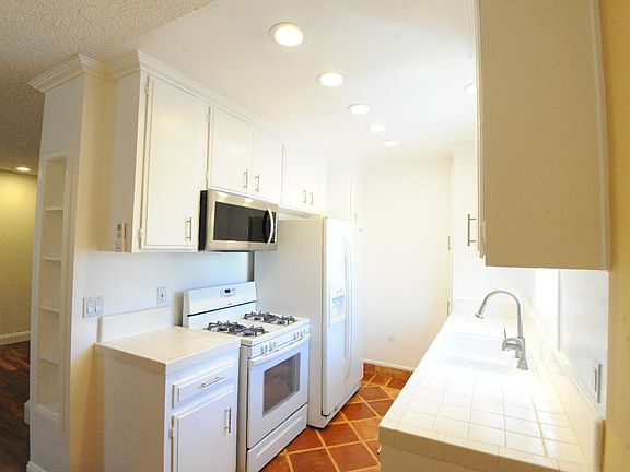 4th image of 1436 Barry Ave APT 8