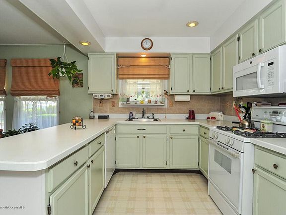 3rd image of 38 Ramona Dr